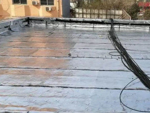 拉萨市卫生间漏水维修公司分享下拉萨市屋面楼顶防水刚性防水层施工要点。
